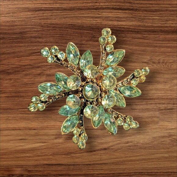 Green Rhinestone Gold-Tone Snowflake Brooch Sparkling Vintage Costume Jewelry Pi - Picture 1 of 5